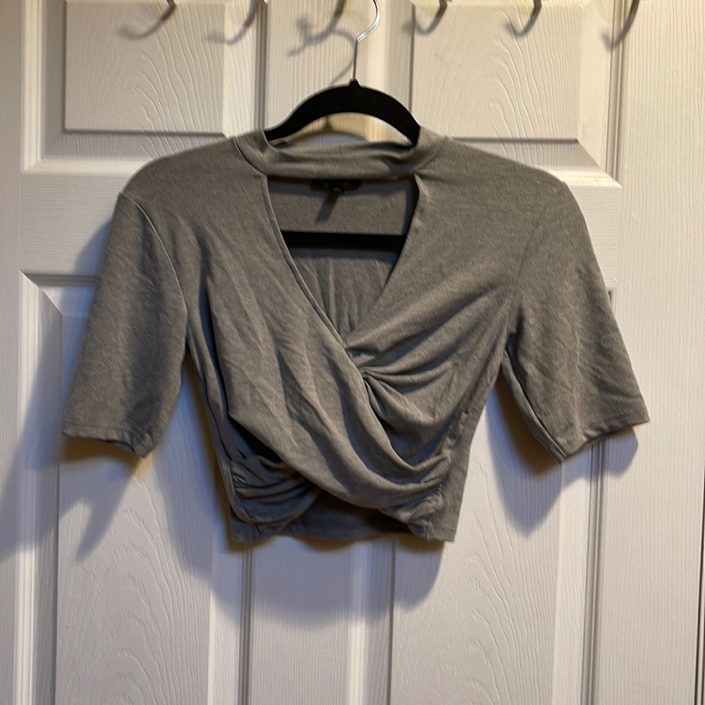 Top shop size for gray crop short sleeve shirt